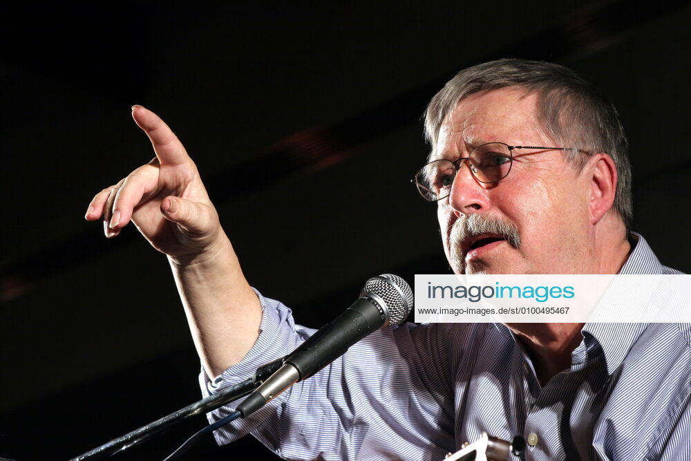48 Konzert: Wolf Biermann in der ehemaligen Berliner Stasi-Zentrale, 15. Jahrestag der Erstürmung der Stasi-Zentrale (Staatssicherheit), politisch, Liedermacher, Singer Songwriter, Gitarrist, ehemaliger DDR-Dissident, Musik, quer, Halbtotale, medium, horizontal, Berlin Deutschland, Germany