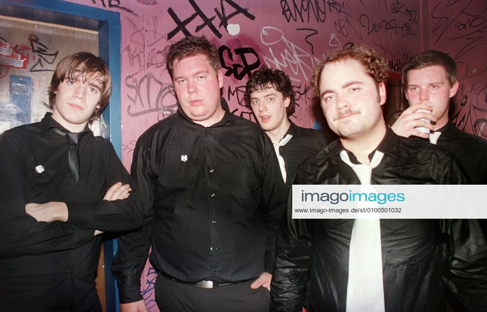 53AW Gruppenfoto: The Hives im Berliner Knaak am 05.02.01, v.l.: Pelle Almqvist (Per Almqvist), Sänger, voc, ?, Nicholaus Arson, Gitarre, g, Matte (Dr. Matt Destruction (Mattias Bernvall)), bass guitar, Chris Dangerous (Christian Grahn) trinkt bier, Schlagzeug, dr, drummer, Punk Rock, Punkrock, Musik, Portrait, NUR REDAKTIONELLE NUTZUNG Berlin Deutschland, Germany