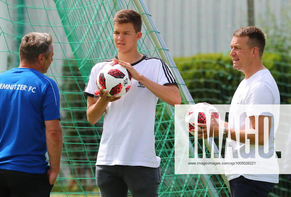 Chemnitz - Trainingsauftakt Fussball 3.Liga Chemnitz, 15.06.2019, Sportforum Chemnitz, Fußball, 3. Liga, Chemnitzer FC , Trainingsauftakt für die Saison 2019 2020. , Im Bild v.l: Physiotherapeut Olaf Renn (Chemnitz), Emilio Ballack ( Sohn von Michael Ballack). und Kevin Meinhardt ( Assistent der GF und Chefscout). ,