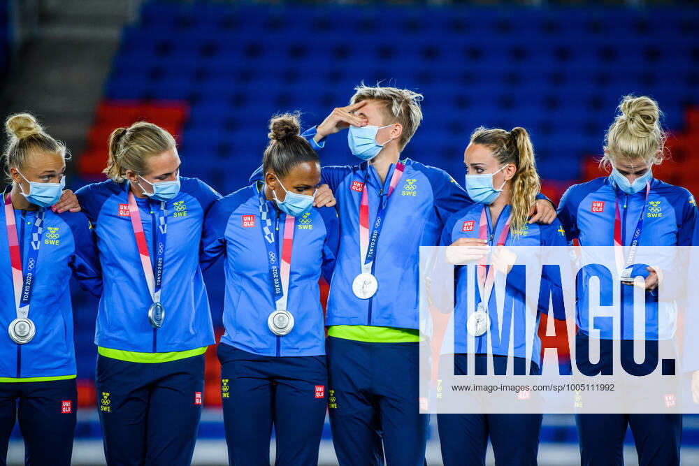 Hanna Bennison, Jonna Andersson, Madelen Janogy, Lina Hurtig, Kosovare Asllani and Sofia Jakobsson of Sweden look dejected on the podium during the medal ceremony after the women?s football final during day 14 of the Tokyo 2020 Olympic Games, Olympische Spiele, Olympia, OS on August 6, 2021 in Tokyo. Photo: Carl Sandin BILDBYRAN kod CS DS0190 fotboll football soccer fotball olympic games olympics os ol olympiska spel olympiske leker tokyo2020 tokyo 2020 tokyo-os tokyo-ol bbeng sverige sweden canada kanada final