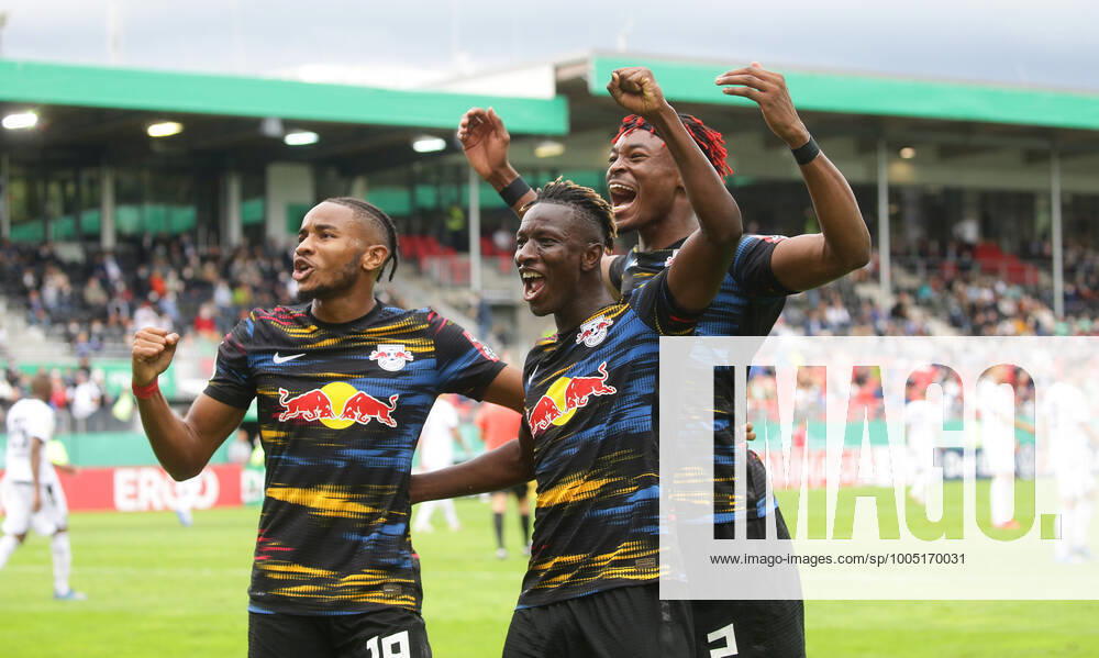 Sandhausen , Fußball DFB Pokal SV Sandhausen vs. RB Leipzig , Jubel nach dem Tor zum 0 ;: 3 , von links: : Torschütze Christopher Nkunku Amadou Haidara Mohamed Simakan ( Leipzig ) Gemäß den Vorgaben des DFB Deutscher Fußball Bund ist es untersagt, in dem Stadion und oder vom Spiel angefertigte Fotoaufnahmen in Form von Sequenzbildern und oder videoähnlichen Fotostrecken zu verwerten bzw. verwerten zu lassen.