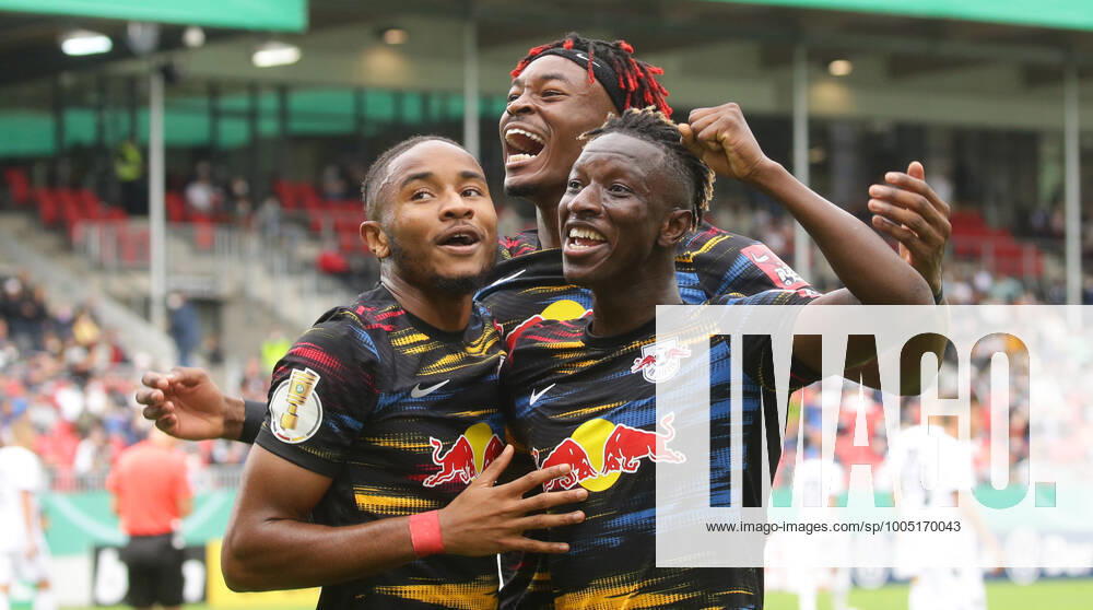 Sandhausen , Fußball DFB Pokal SV Sandhausen vs. RB Leipzig , Jubel nach dem Tor zum 0 ;: 3 , von links: : Torschütze Christopher Nkunku Amadou Haidara Mohamed Simakan ( Leipzig ) Gemäß den Vorgaben des DFB Deutscher Fußball Bund ist es untersagt, in dem Stadion und oder vom Spiel angefertigte Fotoaufnahmen in Form von Sequenzbildern und oder videoähnlichen Fotostrecken zu verwerten bzw. verwerten zu lassen.