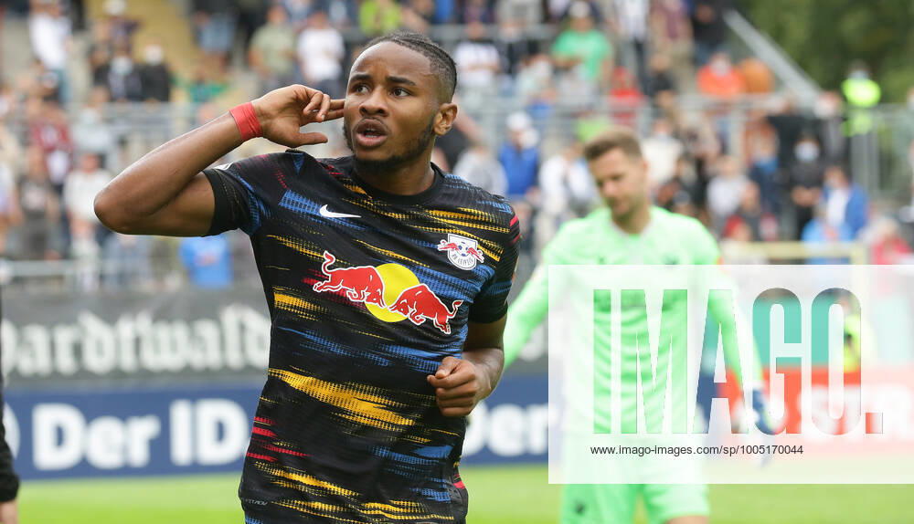 Sandhausen , Fußball DFB Pokal SV Sandhausen vs. RB Leipzig , Jubel nach dem Tor zum 0 : 3 , Torschütze Christopher Nkunku ( Leipzig ) Gemäß den Vorgaben des DFB Deutscher Fußball Bund ist es untersagt, in dem Stadion und oder vom Spiel angefertigte Fotoaufnahmen in Form von Sequenzbildern und oder videoähnlichen Fotostrecken zu verwerten bzw. verwerten zu lassen.