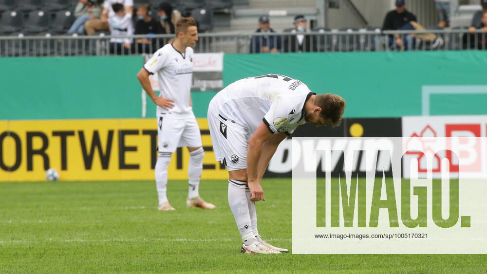 Sandhausen , Fußball DFB Pokal SV Sandhausen vs. RB Leipzig , Immanuel Höhn ( Sandhausen ) , Enttäuschung Gemäß den Vorgaben des DFB Deutscher Fußball Bund ist es untersagt, in dem Stadion und oder vom Spiel angefertigte Fotoaufnahmen in Form von Sequenzbildern und oder videoähnlichen Fotostrecken zu verwerten bzw. verwerten zu lassen.