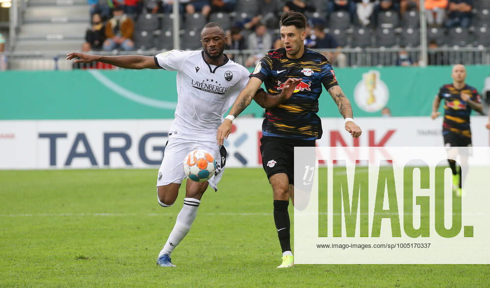 Sandhausen , Fußball DFB Pokal SV Sandhausen vs. RB Leipzig , von links: Oumar Diakhite ( Sand ) Dominik Szoboszlai ( Leipzig ) Gemäß den Vorgaben des DFB Deutscher Fußball Bund ist es untersagt, in dem Stadion und oder vom Spiel angefertigte Fotoaufnahmen in Form von Sequenzbildern und oder videoähnlichen Fotostrecken zu verwerten bzw. verwerten zu lassen.