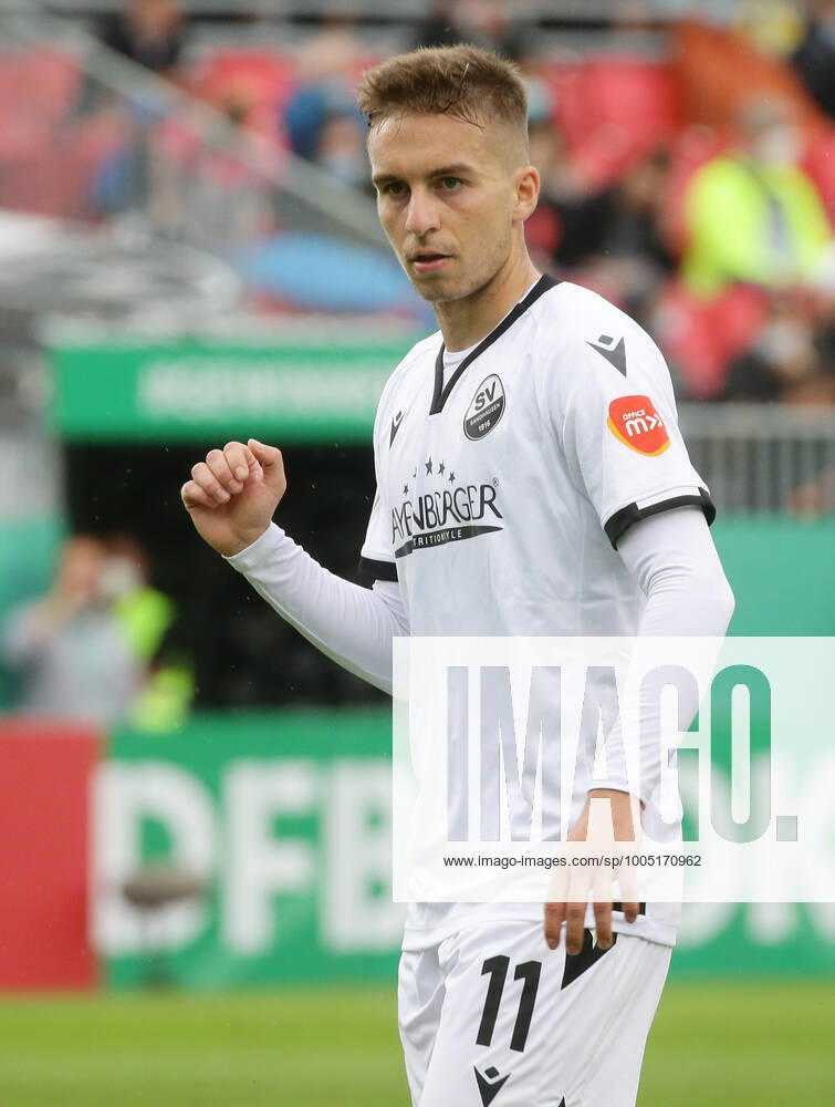 Sandhausen , Fußball DFB Pokal SV Sandhausen vs. RB Leipzig , Gianluca Gaudino ( Sandhausen ) Gemäß den Vorgaben des DFB Deutscher Fußball Bund ist es untersagt, in dem Stadion und oder vom Spiel angefertigte Fotoaufnahmen in Form von Sequenzbildern und oder videoähnlichen Fotostrecken zu verwerten bzw. verwerten zu lassen.