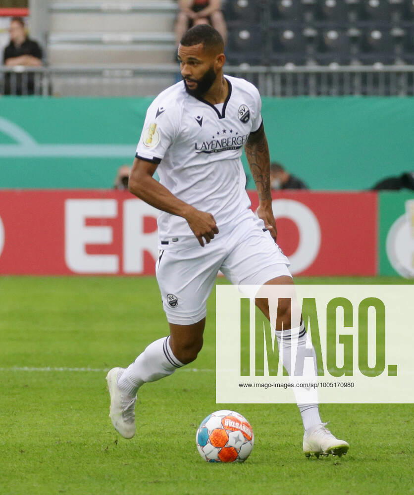 Sandhausen , Fußball DFB Pokal SV Sandhausen vs. RB Leipzig , Cebio Soukou ( Sandhausen ) Gemäß den Vorgaben des DFB Deutscher Fußball Bund ist es untersagt, in dem Stadion und oder vom Spiel angefertigte Fotoaufnahmen in Form von Sequenzbildern und oder videoähnlichen Fotostrecken zu verwerten bzw. verwerten zu lassen.