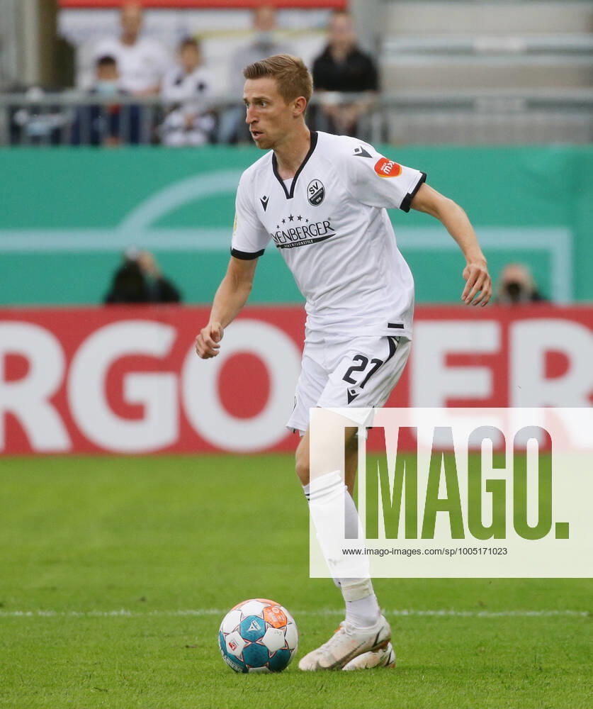 Sandhausen , Fußball DFB Pokal SV Sandhausen vs. RB Leipzig , Arne Sicker ( Sandhausen ) Gemäß den Vorgaben des DFB Deutscher Fußball Bund ist es untersagt, in dem Stadion und oder vom Spiel angefertigte Fotoaufnahmen in Form von Sequenzbildern und oder videoähnlichen Fotostrecken zu verwerten bzw. verwerten zu lassen.