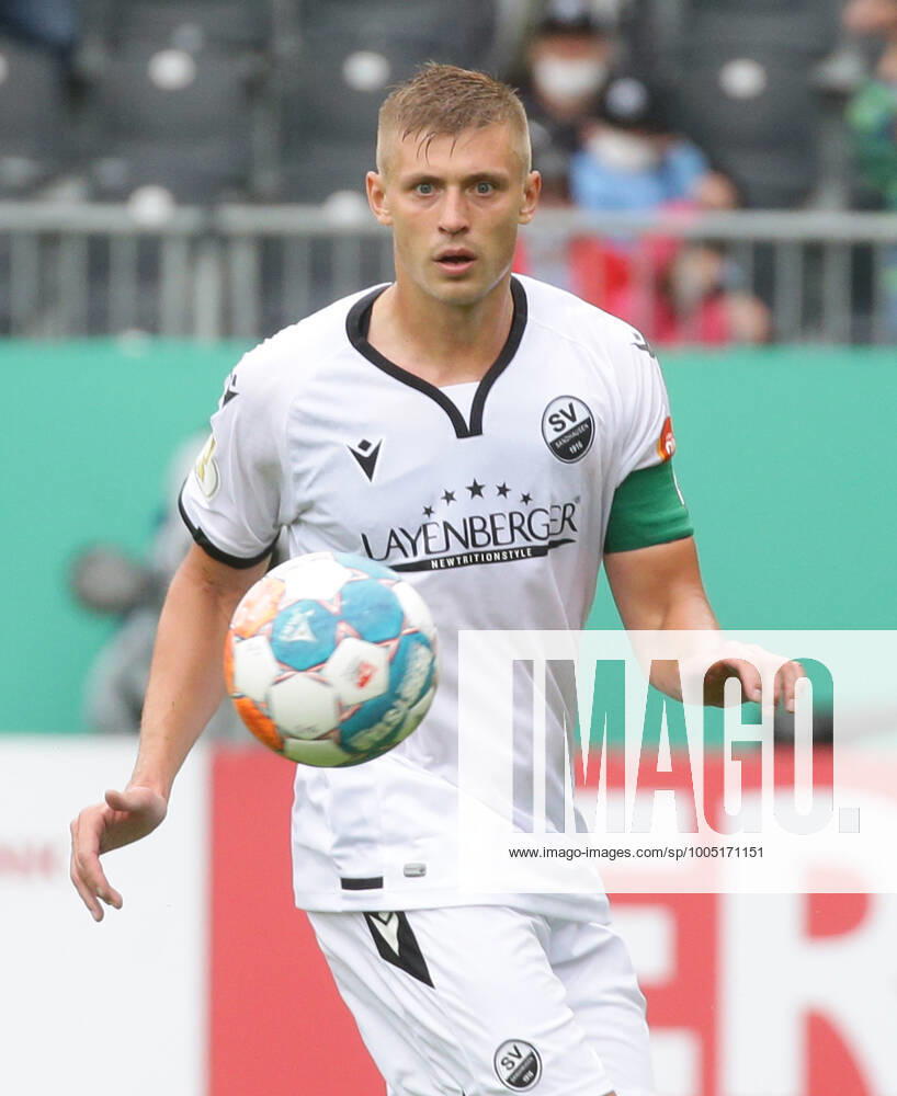 Sandhausen , Fußball DFB Pokal SV Sandhausen vs. RB Leipzig , Aleksandr Zhirov ( Sandhausen ) Gemäß den Vorgaben des DFB Deutscher Fußball Bund ist es untersagt, in dem Stadion und oder vom Spiel angefertigte Fotoaufnahmen in Form von Sequenzbildern und oder videoähnlichen Fotostrecken zu verwerten bzw. verwerten zu lassen.
