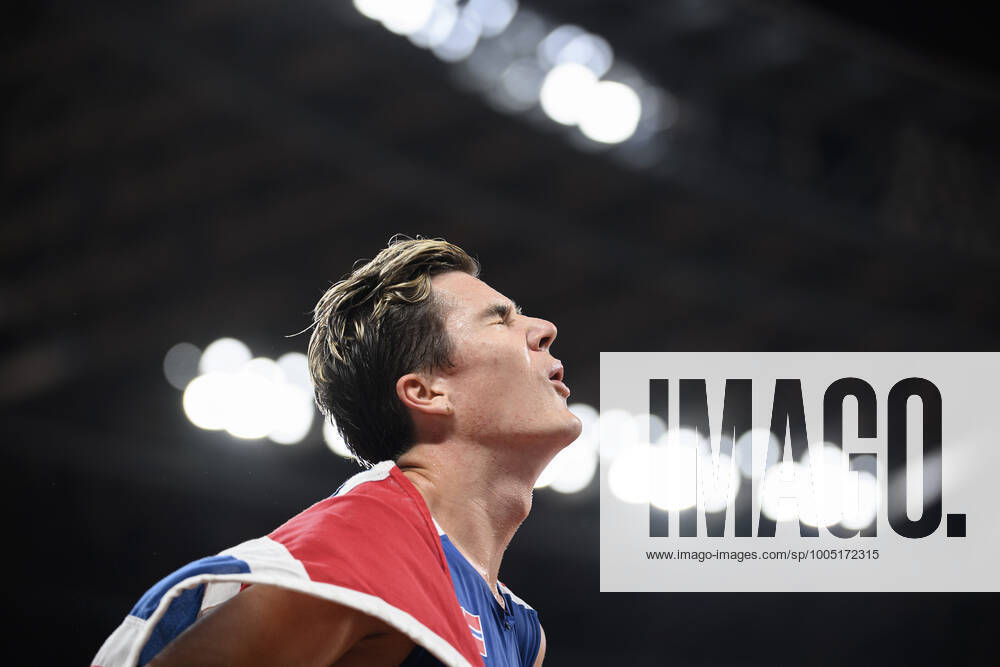Jakob INGEBRIGTSEN (NOR), Sieger, winner, Olympiasieger, 1. Platz, Goldmedaille, Gold Medallist, Olympic Champion, Goldmedaillengewinner, Jubel, jubeln, Freude, cheers, Leichtathletik, Finale 1500m der Maenner, MenÕs 1500m Final, Men«s Javelin Throw Final, am 07.08.2021 Olympische Sommerspiele 2020, vom 23.07. - 08.08.2021 in Tokio Japan.