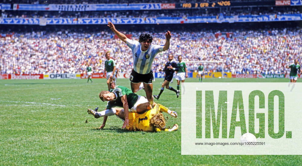 Argentinien - Deutschland Mexiko, Mexiko-Stadt, 29.06.1986, Fussball, FIFA WM 1986 in Mexiko, Finale, Argentinien - DFB Deutschland (3:2): v.l. Karlheinz Förster, Harald Toni Schumacher (beide Deutschland), Diego Maradona (Argentinien).