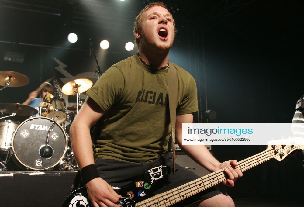 48 Konzert: Killerpilze, Bassist Schlagi, im Berliner Postbahnhof, v.l.: Drummer Fabi und Bassist Schlagi, Rock, Pop, Musik, Berlin Deutschland, Germany