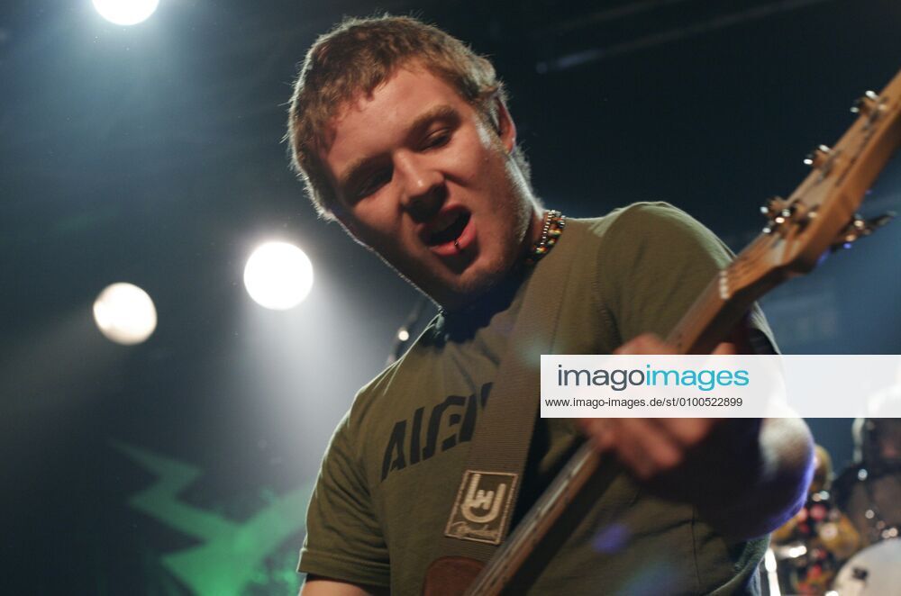 48 Konzert: Killerpilze, Bassist Schlagi, im Berliner Postbahnhof, Rock, Pop, Musik, Berlin Deutschland, Germany