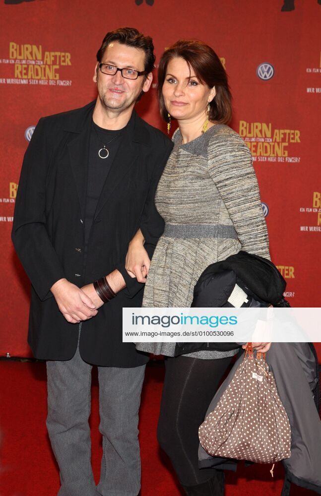 15 Ingo Naujoks und Ehefrau Corinna Fellensiek bei der Premiere Burn after Reading in Berlin am 1.10.2008 im Sony Center Halbfigur Berlin Deutschland, Germany