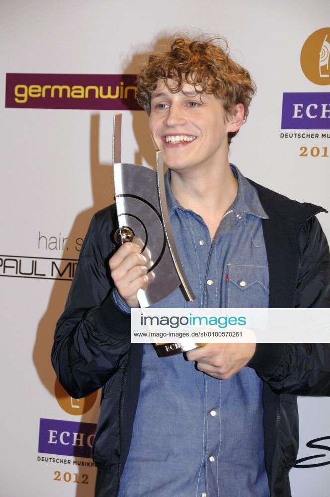 105 Tim Bendzko bei der Echo Verleihung 2012 in der Messe Berlin am 22.03.12, Roter Teppich, Berlin Deutschland, Germany