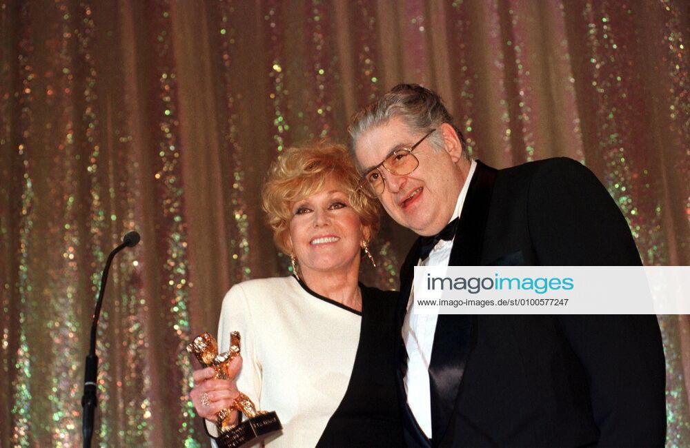 1 Filmfest 97: Kim Novak, Schauspielerin, Verleihung des Goldenen Berlinale Bären für ihr Lebenswerk, Moritz de Hadeln, Festspielleiter, ¡Vertigoo Film, Hollywood, Berlinale 1997,
