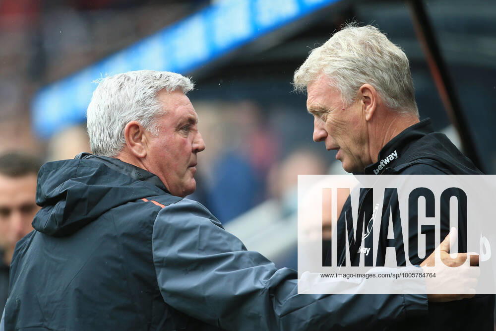 Football - Premier League - Newcastle United v West Ham United 15th August 2021 - Premier League - Newcastle United v West Ham United - Newcastle United manager Steve Bruce (L) greets West Ham United manager David Moyes - Photo: Simon Stacpoole Offside. Newcastle-upon-Tyne UK