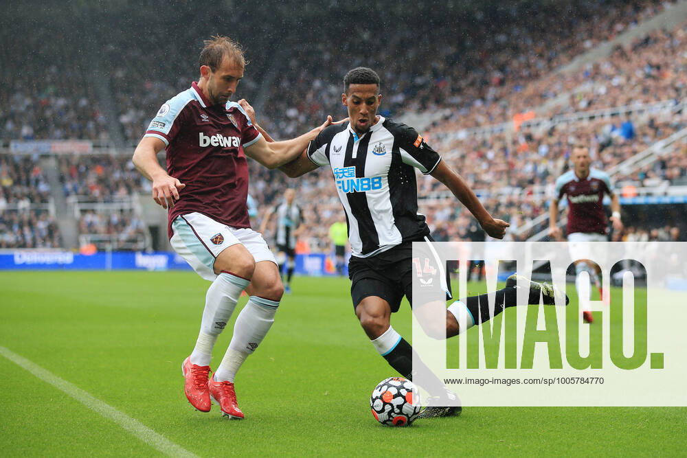 Football - Premier League - Newcastle United v West Ham United 15th August 2021 - Premier League - Newcastle United v West Ham United - Craig Dawson of West Ham United battles with Isaac Hayden of Newcastle United - Photo: Simon Stacpoole Offside. Newcastle-upon-Tyne UK