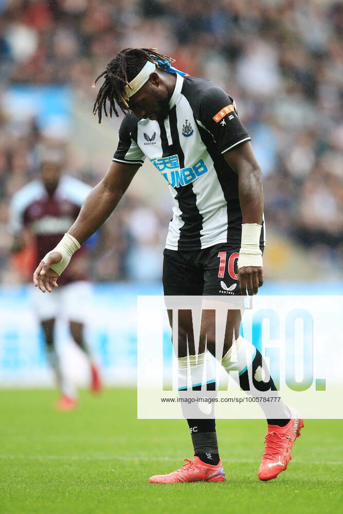 Football - Premier League - Newcastle United v West Ham United 15th August 2021 - Premier League - Newcastle United v West Ham United - Allan Saint-Maximin of Newcastle United looks dejected - Photo: Simon Stacpoole Offside. Newcastle-upon-Tyne UK