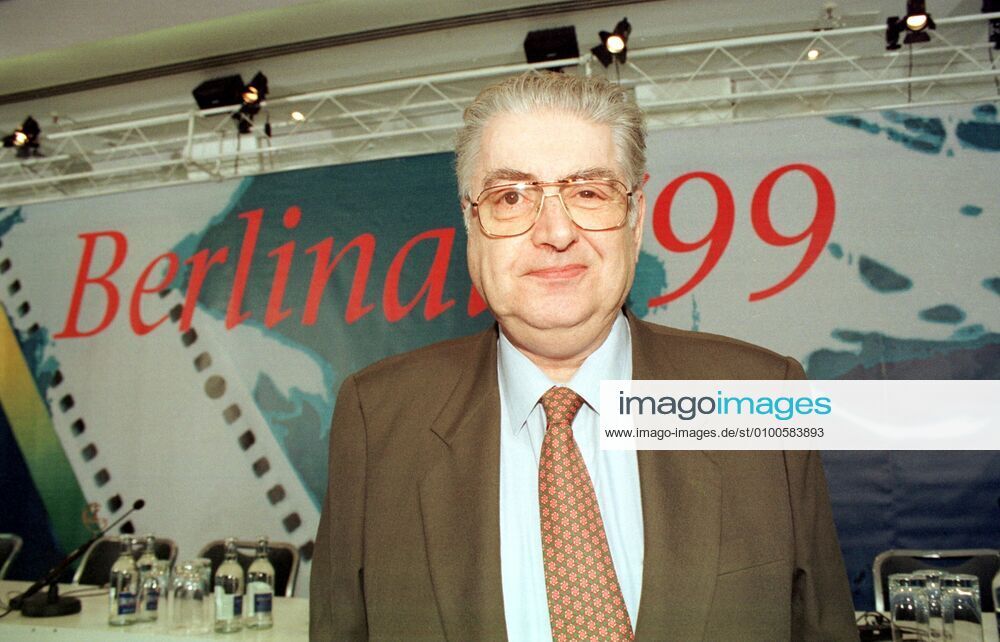 01 Berlinale 99: Moritz de Hadeln (Festivalleiter), Pressekonferenz, Wettbewerbsfilm Aimee und Jaguar , rote Kravatte, Brille, graue Haare, Filmfestival, Filmfest,