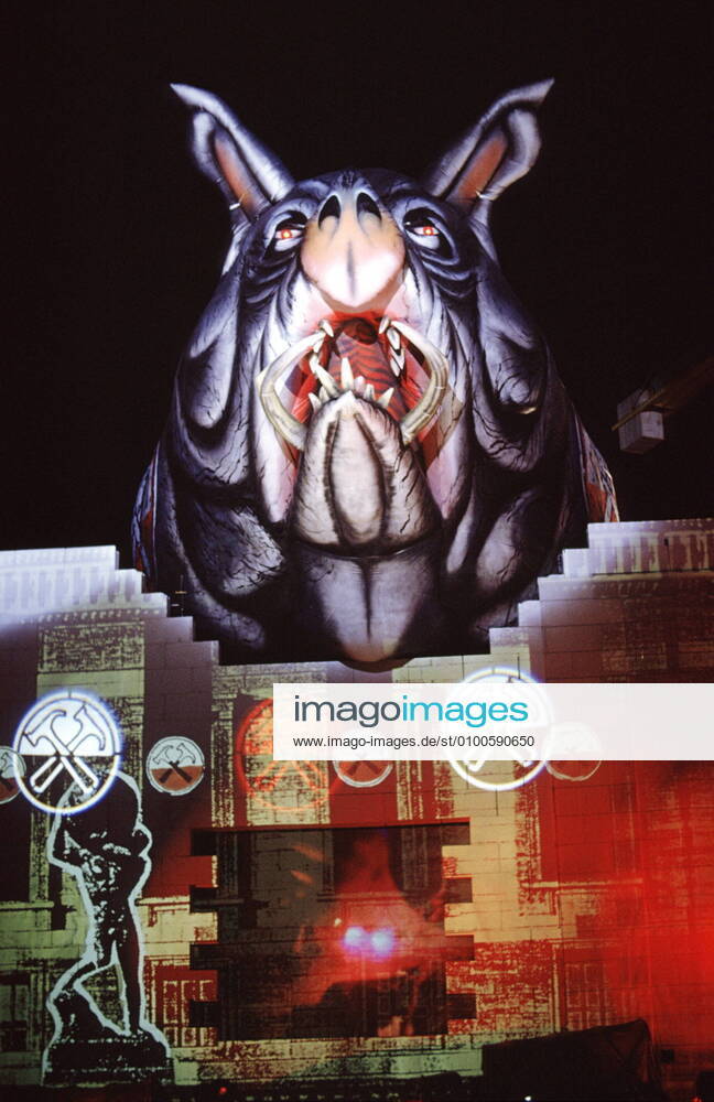 1 Roger Waters THE Wall am Potsdamer Platz: das Schwein hinter der Mauer, Bühne, stage, Water?s, Theater, Film, Pig, Piggy, Musik, Music, culture, Kultur, konzertante Aufführung, Show, Theater, ex Pink Floyd, Nutzung Honorar- & MwStpflichtig! , Show am 21.07.1990, Fotos vom Vortag und der Show am Potsdamer Platz Berlin Deutschland, Germany