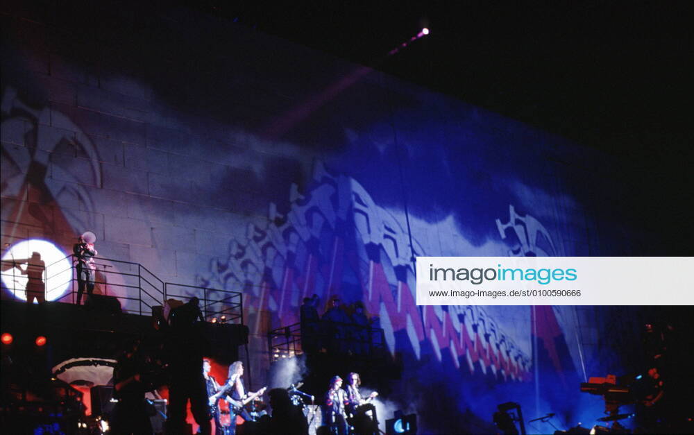 1 Roger Waters THE Wall am Potsdamer Platz: die Scorpions & Roger Waters (als Soldat) mit Megaphon, auf der Bühne, stage, Water?s, voc, Theater, Film, auf der Bühne, Sänger, Gitarrist & Komponist, Composer, singer, director, Musik, Music, culture, Kultur, konzertante Aufführung, Show, Theater, ex Pink Floyd, Nutzung Honorar- & MwStpflichtig!, Show am 21.07.1990, Fotos vom Vortag und der Show am Potsdamer Platz Berlin Deutschland, Germany