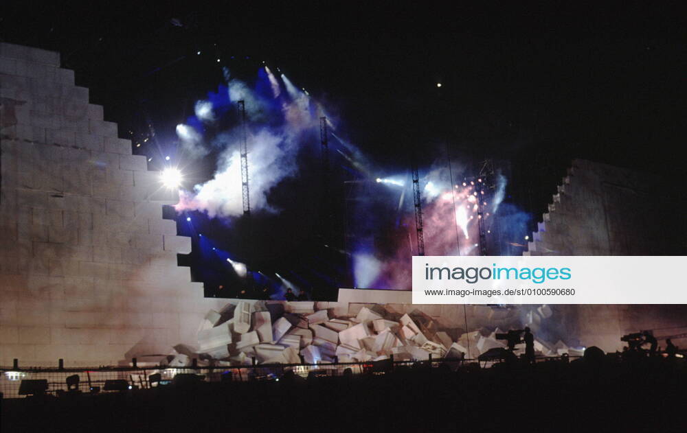 1 Roger Waters THE Wall am Potsdamer Platz: Die Mauer bricht zusammen, Roger Waters & andere Darsteller hinter der Mauer, auf der Bühne, stage, Water?s, voc, Theater, Film, auf der Bühne, Sänger, Gitarrist & Komponist, Composer, singer, director, Musik, Music, culture, Kultur, konzertante Aufführung, Show, Theater, Finale, showdown, Ende, Zusammenbruch, Einsturz, ex Pink Floyd, Nutzung Honorar- & MwStpflichtig!, Show am 21.07.1990, Fotos vom Vortag und der Show am Potsdamer Platz Berlin Deutschland, Germany