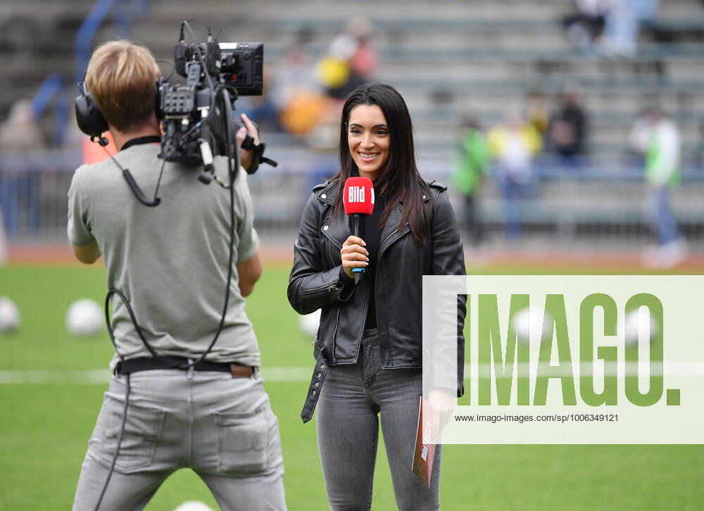 Bild TV Reporterin Valentina Maceri 01.09.2021, Fussball GER, Saison 2021 2022, Benefizspiel zu Gunsten der Opfer der Hochwasserkatastrophe, Borussia Dortmund gegen SpVg. Hagen 1911 und SV Hohenlimburg, Foto: Maik Hölter TEAM2sportphoto Hagen Ischelandstadion Nordrhein Westfalen Deutschland