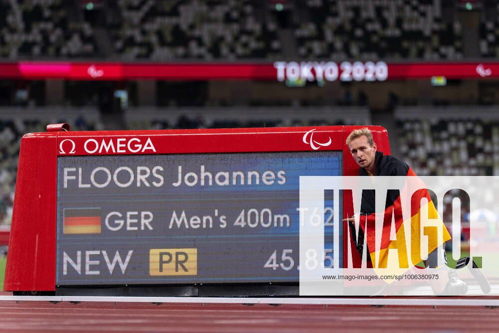 Gold Medallist Johannes Floors GER does next to the scoreboard showing his Paralympic Record time of 45.85 in the Men s 400m T62 Athletics Final in the Olympic Stadium. Tokyo 2020 Paralympic Games, Tokyo, Japan, Friday 03 September 2021. (Photo: Joe Toth) Tokyo Japan - ZUMAz03_ 20210903_skp_z03_751