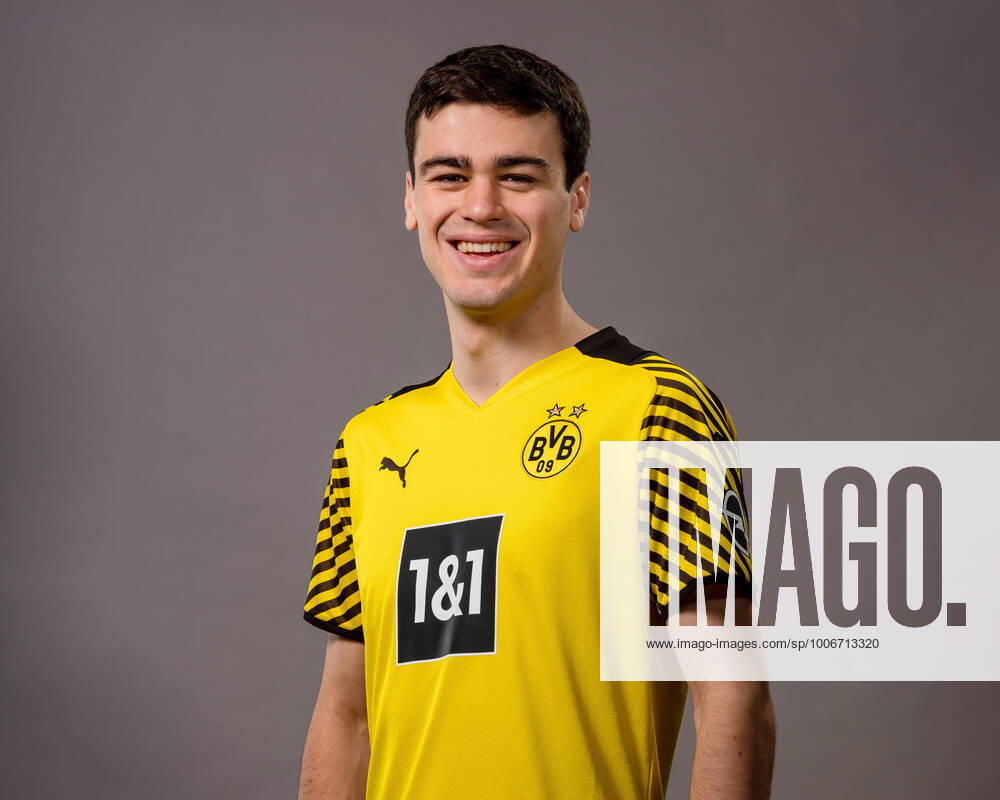 Giovanni Reyna; Borussia Dortmund; 1.BL, Porträttermin 2021 2022 Foto: BVB A.Simoes via TEAM2sportphoto Borussia Dortmund Porträt 2021 2022 Team2