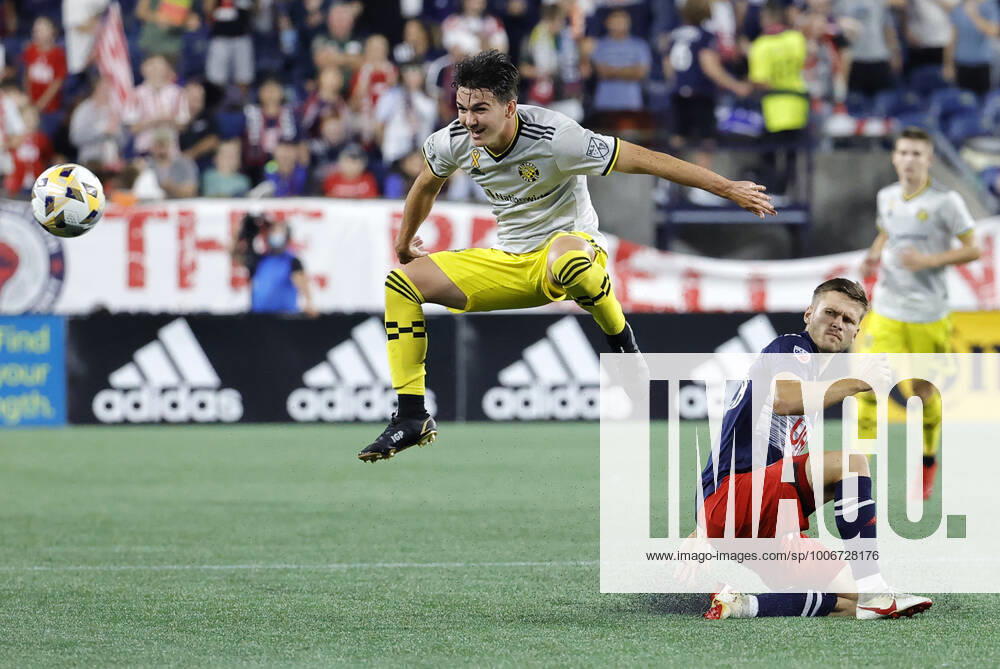 FOXBOROUGH, MA - SEPTEMBER 18: Columbus Crew midfielder Isaiah Parente (16) leaps over New England Revolution midfielder Arn—r Ingvi Traustason (25) during a match between the New England Revolution and the Columbus Crew SC on September 18, 2021, at Gillette Stadium in Foxborough, Massachusetts. (Photo by Fred Kfoury III Icon Sportswire) SOCCER: SEP 18 MLS, Fussball Herren, USA - Columbus Crew SC at New England Revolution Icon482210918031