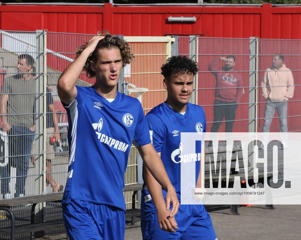 A Junioren Bundesliga Staffel West, Saison 2021 2022, 2. Spieltag, Fortuna Düsseldorf U 19 - Schalke U 19, -- Juan Ignacio Cabrera ( links ) und Luca Campanile ( beide Schalke U 19 )