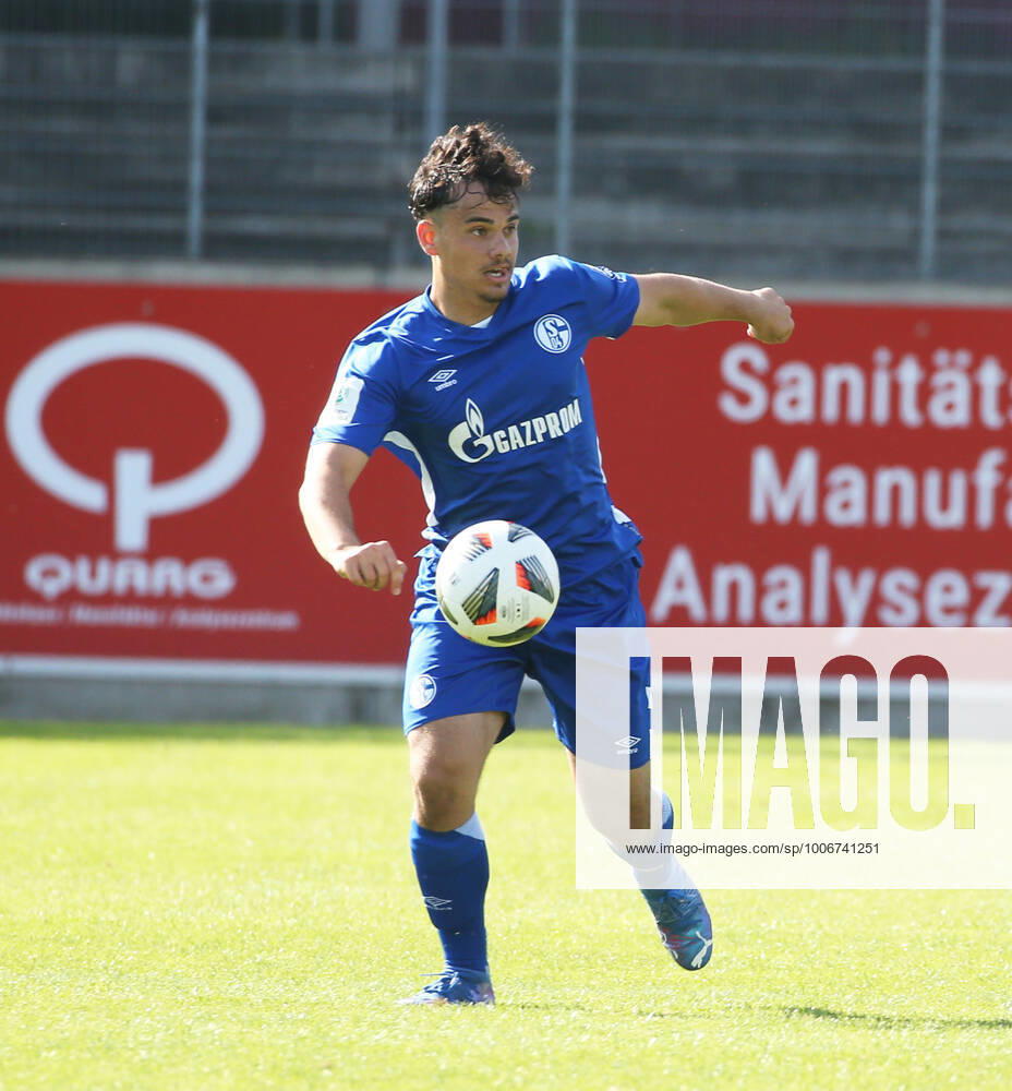 A Junioren Bundesliga Staffel West, Saison 2021 2022, 2. Spieltag, Fortuna Düsseldorf U 19 - Schalke U 19, -- Luca Campanile ( Schalke U 19 ) Schütze des Siegtor zum 1:0