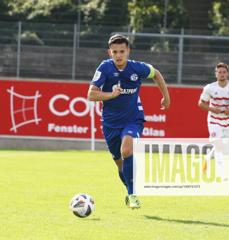 A Junioren Bundesliga Staffel West, Saison 2021 2022, 2. Spieltag, Fortuna Düsseldorf U 19 - Schalke U 19, -- Arbnor Aliu ( Schalke U 19 ) in Aktion
