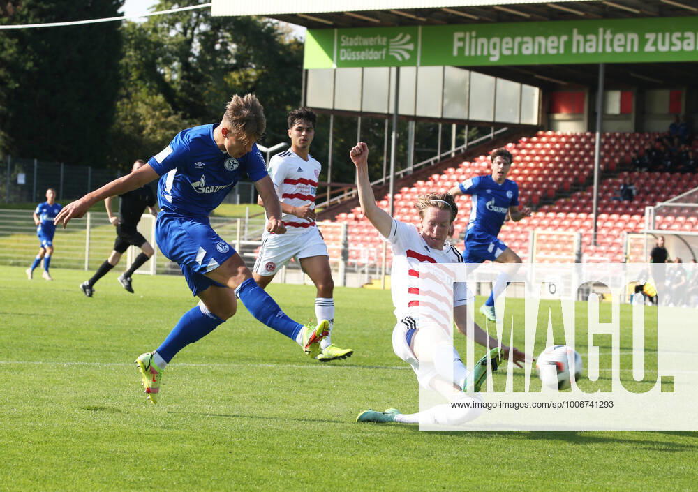 A Junioren Bundesliga Staffel West, Saison 2021 2022, 2. Spieltag, Fortuna Düsseldorf U 19 - Schalke U 19, -- Keke Maximilian Topp ( Schalke links ) schiesst an Simon Ludwig ( Fortuna U 19 ) vorbei aufs Tor