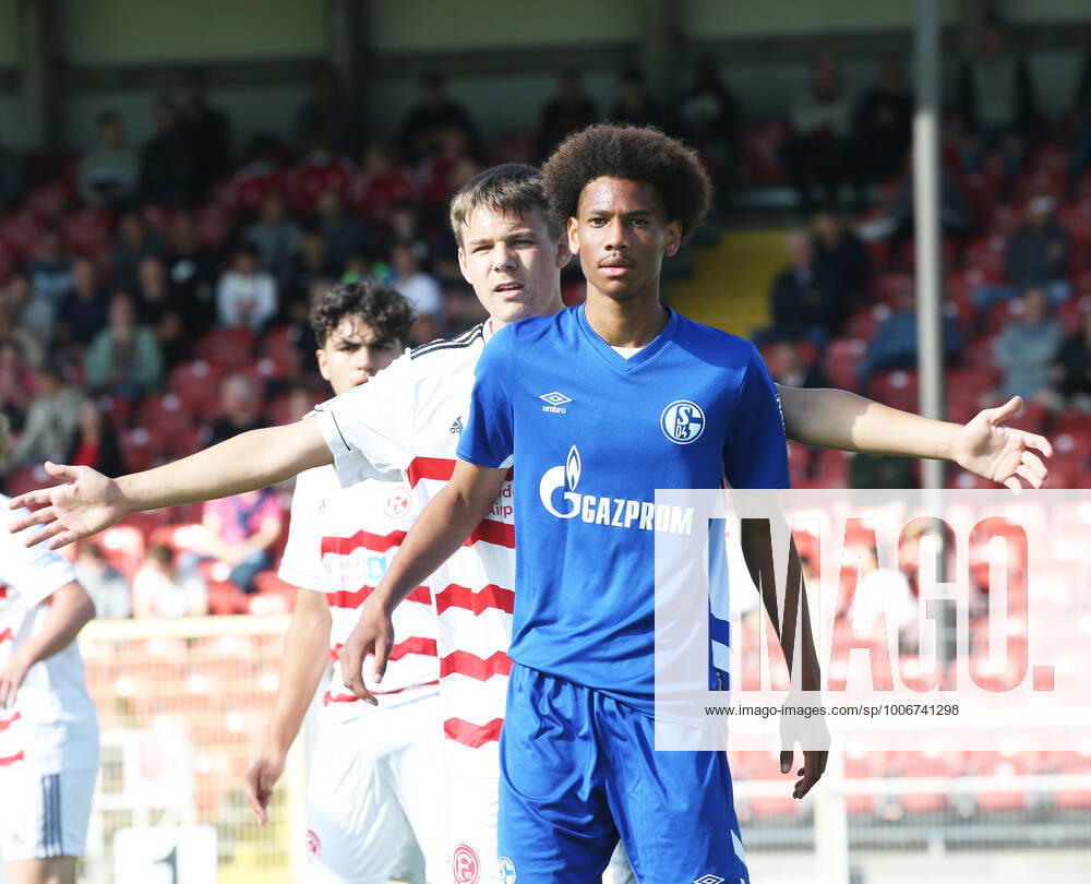 A Junioren Bundesliga Staffel West, Saison 2021 2022, 2. Spieltag, Fortuna Düsseldorf U 19 - Schalke U 19, -- Till Weingarten ( Fortuna U 19 ) bewacht Sidi Guessor Sane ( Schalke U 19 )