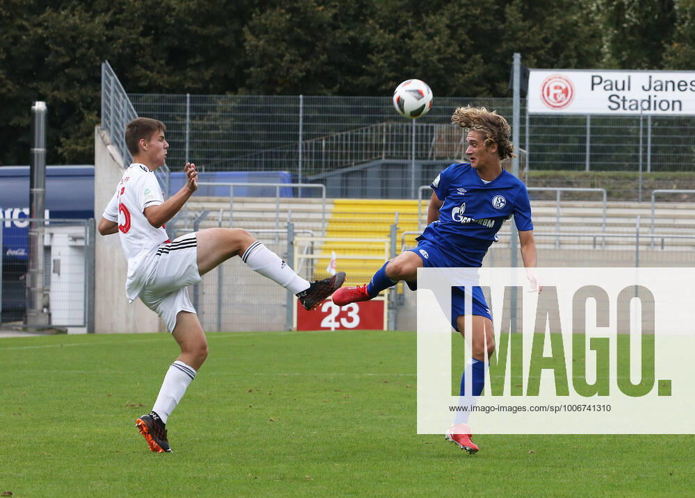A Junioren Bundesliga Staffel West, Saison 2021 2022, 2. Spieltag, Fortuna Düsseldorf U 19 - Schalke U 19, -- Till Weingarten ( Fortuna U 19 links) Juan Ignacio Cabrera ( Schalke U 19 )