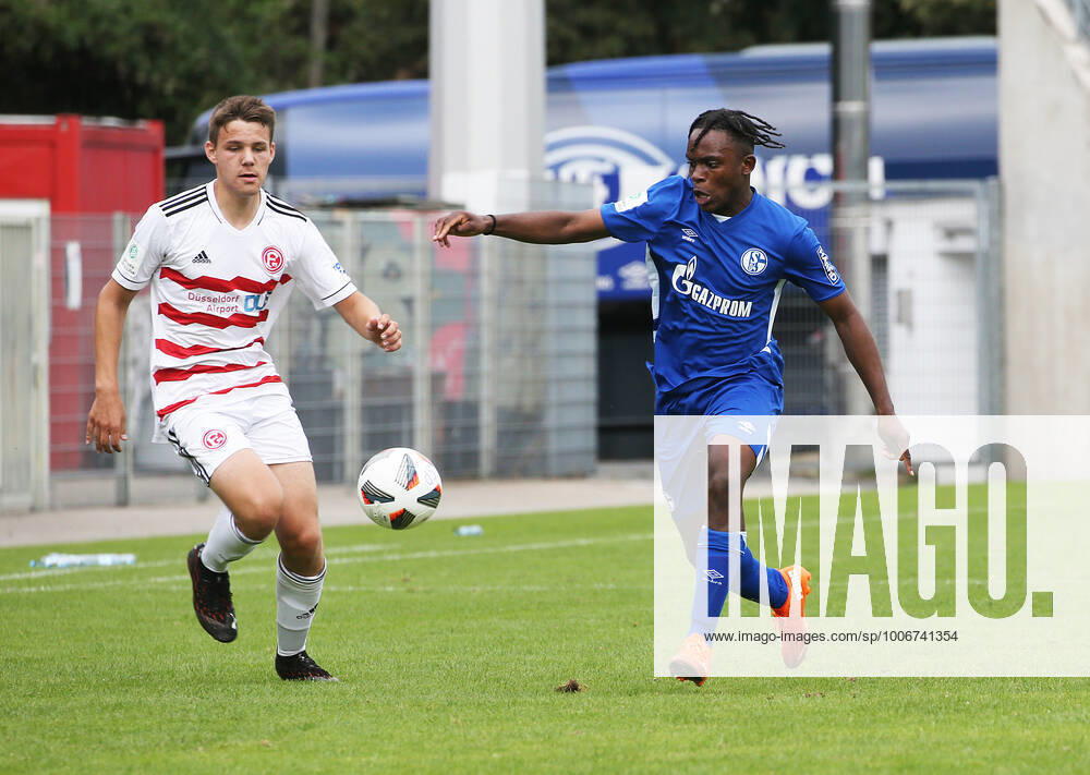 A Junioren Bundesliga Staffel West, Saison 2021 2022, 2. Spieltag, Fortuna Düsseldorf U 19 - Schalke U 19, -- Till Weingarten ( Fortuna U 19 links) Ngufor Anubodem ( Schalke U 19 )