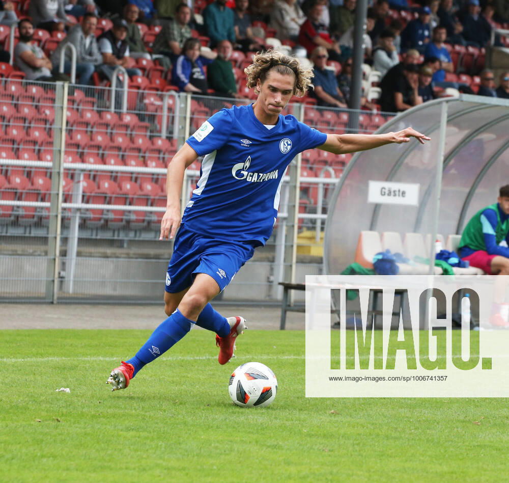 A Junioren Bundesliga Staffel West, Saison 2021 2022, 2. Spieltag, Fortuna Düsseldorf U 19 - Schalke U 19, -- Juan Ignacio Cabrera ( Schalke U 19 ) in Aktion