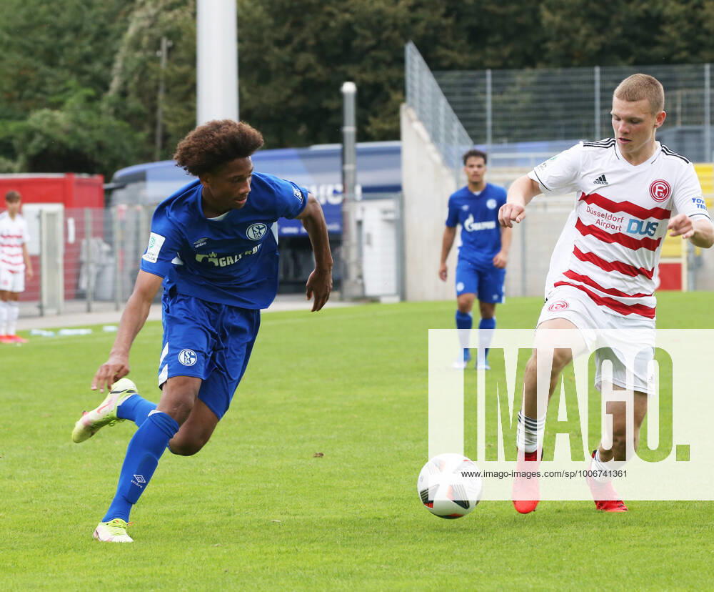 A Junioren Bundesliga Staffel West, Saison 2021 2022, 2. Spieltag, Fortuna Düsseldorf U 19 - Schalke U 19, -- Sidi Guessor Sane ( Schalke U 19 links) und Daniel Bunk ( Fortuna )