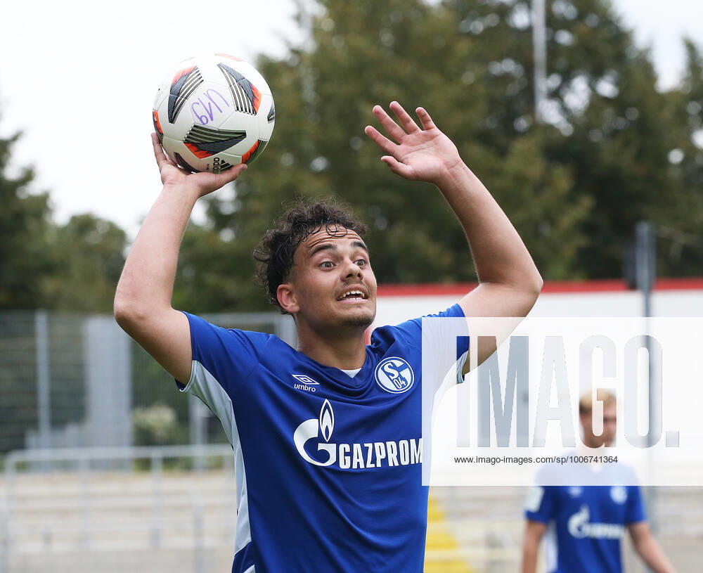 A Junioren Bundesliga Staffel West, Saison 2021 2022, 2. Spieltag, Fortuna Düsseldorf U 19 - Schalke U 19, -- Luca Campanile ( Schalke U 19 ) Schütze des Siegtor zum 1:0 beim Einwurf