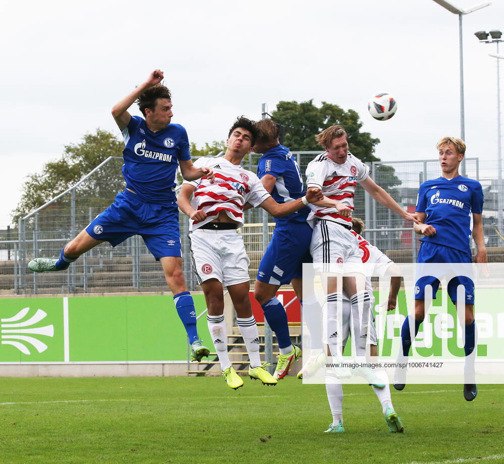 A Junioren Bundesliga Staffel West, Saison 2021 2022, 2. Spieltag, Fortuna Düsseldorf U 19 - Schalke U 19, -- Im Strafraum der Düsseldorfer ging es hochher, hier Köpft Louis Köster ( Schalke U 19 ) ganz links, übers Tor