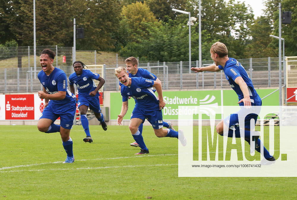A Junioren Bundesliga Staffel West, Saison 2021 2022, 2. Spieltag, Fortuna Düsseldorf U 19 - Schalke U 19, -- jubelnde Schalker nach dem 1:0, vl. Luca Campanile der Torschütze, Emmanuel Gyamfi, Mattes Hansen, Evan Rotundo und Leo Weichert