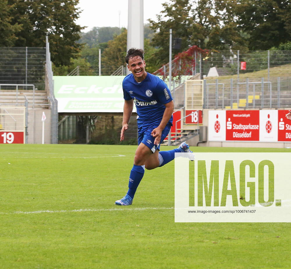 A Junioren Bundesliga Staffel West, Saison 2021 2022, 2. Spieltag, Fortuna Düsseldorf U 19 - Schalke U 19, -- jubelnder Luca Campanile ( Schalke U 19 ) nach seinem Tor zum 1:0