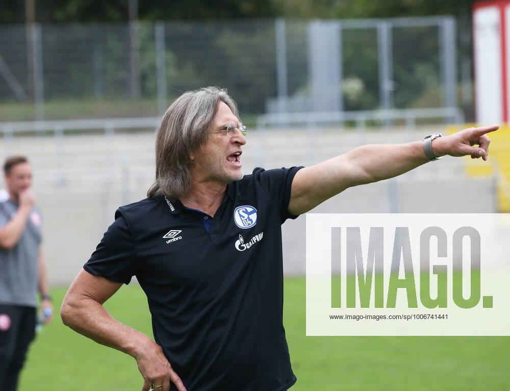 A Junioren Bundesliga Staffel West, Saison 2021 2022, 2. Spieltag, Fortuna Düsseldorf U 19 - Schalke U 19, -- Norbert Elgert ( Trainer Schalke U 19 ) an der Sitenlinie