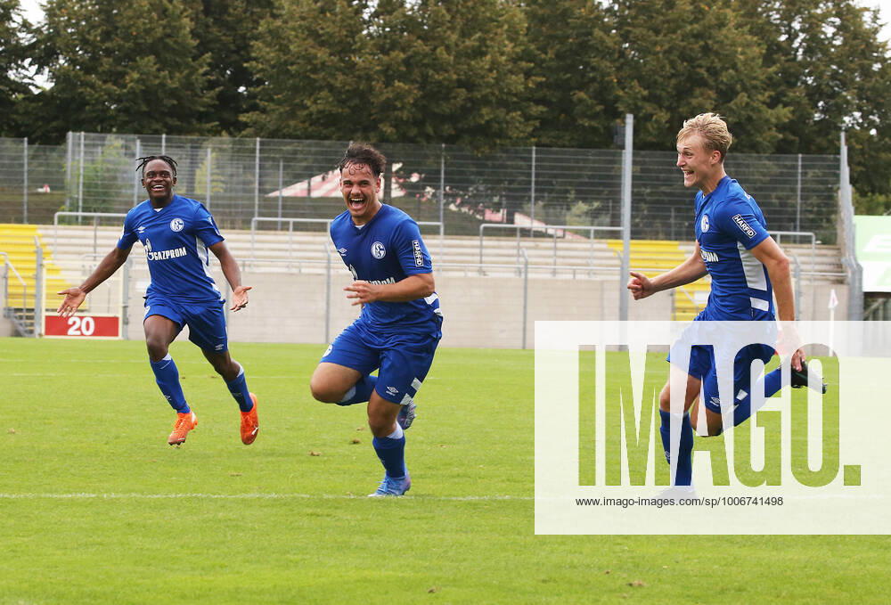 A Junioren Bundesliga Staffel West, Saison 2021 2022, 2. Spieltag, Fortuna Düsseldorf U 19 - Schalke U 19, -- jubelnde Schalker nach dem 1:0, vl. Ngufor Anubodem, Luca Campanile der Torschütze, und Leo Weichert