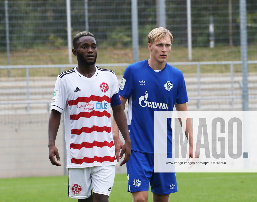 A Junioren Bundesliga Staffel West, Saison 2021 2022, 2. Spieltag, Fortuna Düsseldorf U 19 - Schalke U 19, -- Ephraim Kalonji ( Fortuna U 19 links ) und Leo Weichert ( Schalke U 19 )