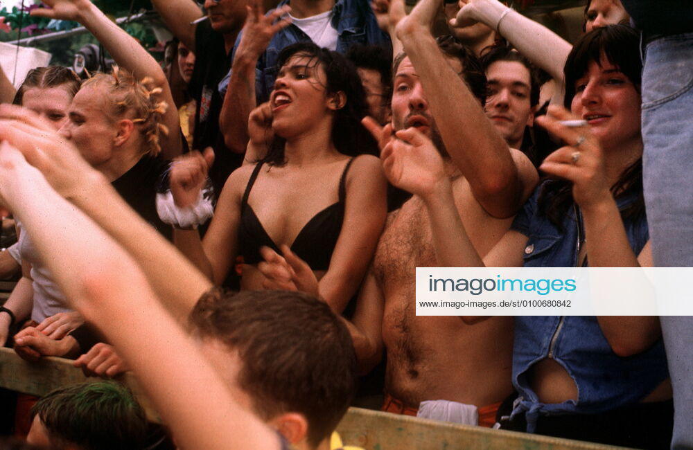 27 Techno 96: Love Parade Berlin, Straße des 17. Juni unter dem Motto we are one family , ca. 600 000 Besucher, Party, Tanz, Techno, Rave, Raver, Loveparade, Publikum,