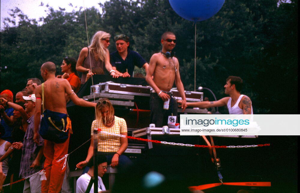 27 Techno 96: Love Parade Berlin, Straße des 17. Juni unter dem Motto we are one family , ca. 600 000 Besucher, Party, Tanz, Techno, Rave, Raver, Loveparade, Publikum,