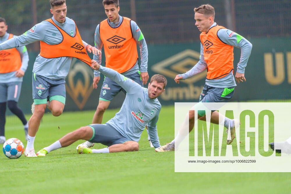 GER, 2.FBL, Werder Bremen Training 23.09.2021, Trainingsgelaende am wohninvest WESERSTADION - Platz 4 5, Bremen, GER, 2.FBL, Werder Bremen Training Trikot Zerreissprobe Nicolai Rapp (Werder Bremen 23) Niclas Füllkrug Fuellkrug (Werder Bremen 11) Ilia Gruev (Werder Bremen 28) Niklas Schmidt (Werder Bremen 22)